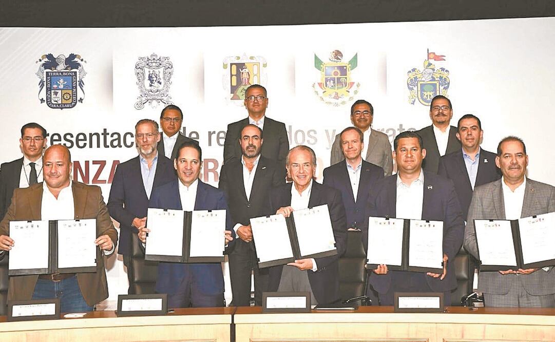 Los gobernadores Enrique Alfaro, de Jalisco; Francisco Domínguez, de Querétaro; Juan Manuel Carreras, de SLP; Diego Sinhue Rodríguez, de Guanajuato, y Martín Orozco, de Aguascalientes, muestran el documento firmado. Foto: Especial