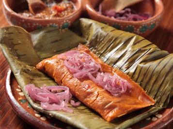 Rosca rellena de pulque y tamales de cochinita en la expo Roscatitlán