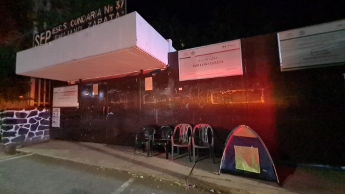 Con largas filas, inicia vacunación de adultos mayores contra Covid-19