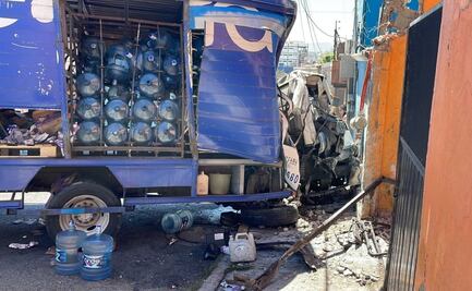 Camión de garrafones de agua choca contra camioneta y dos viviendas