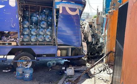 Camión de garrafones de agua choca contra camioneta y dos viviendas