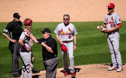 Ampáyer obliga a pitcher a quitarse gorra por tener una "sustancia extraña"