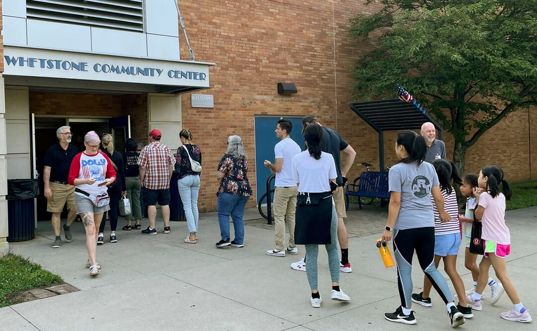 A pesar de casi un mes de votación anticipada con cifras récord de participación, una larga fila de residentes de Columbus, Ohio, crece frente al Centro Comunitario Whetstone. Foto: AP