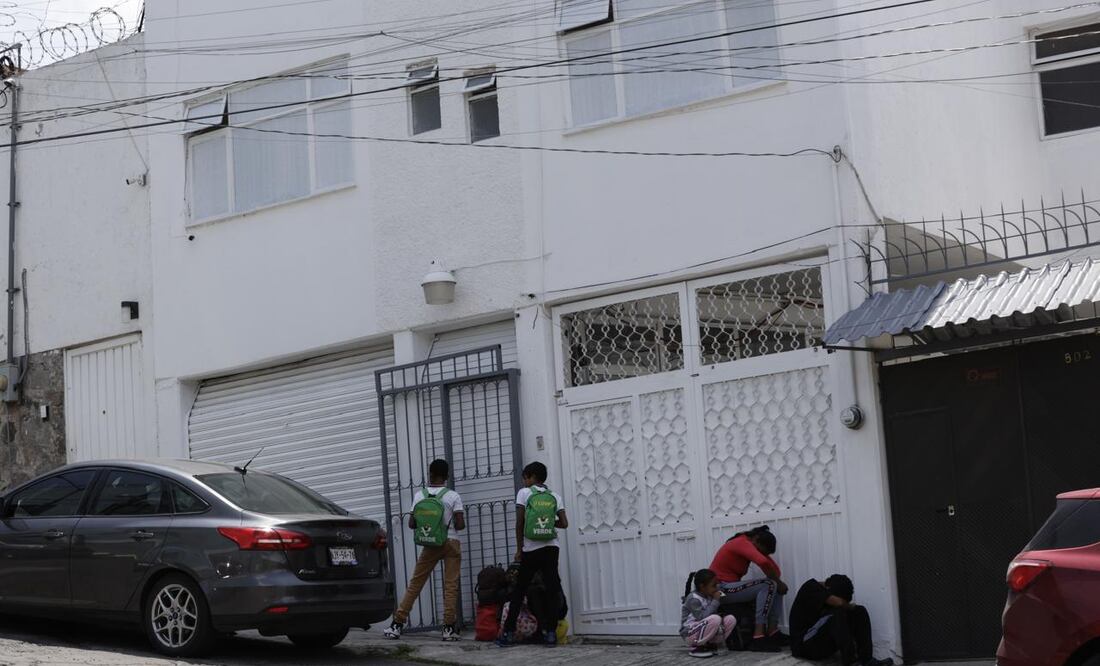 Vecinos de "La Casa del Migrante" ubicada en Toluca, revelaron que los "polleros" intentan convencer a los migrantes para irse con ellos. (Foto: Jorge Alvarado)