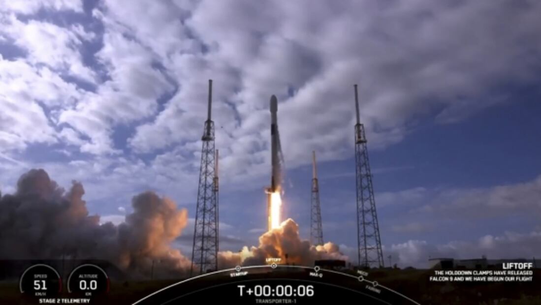 SpaceX lanza al espacio cenizas humanas y rompe récord de satélites en un cohete