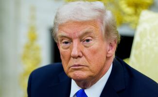 Trump llama "estúpida" a reportera por preguntarle por qué culpa a Biden del tiroteo en DC 