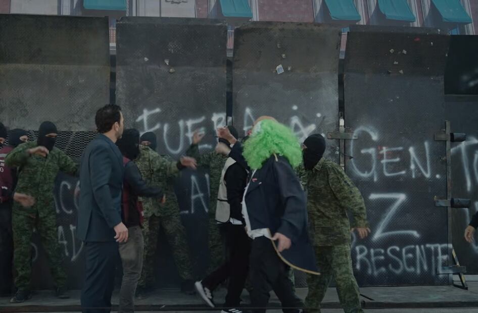 Brozo y Loret visitan el Zócalo entre petardos y "vallas del bienestar". Foto: Captura de pantalla
