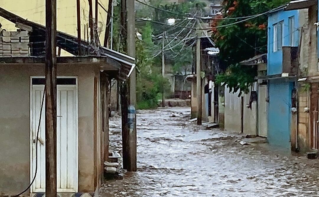 El río Tejupilco se desbordó por cuarta ocasión convirtiendo las calles de Rincón de López en cauces que arrastran todo a su paso. Foto: Especial