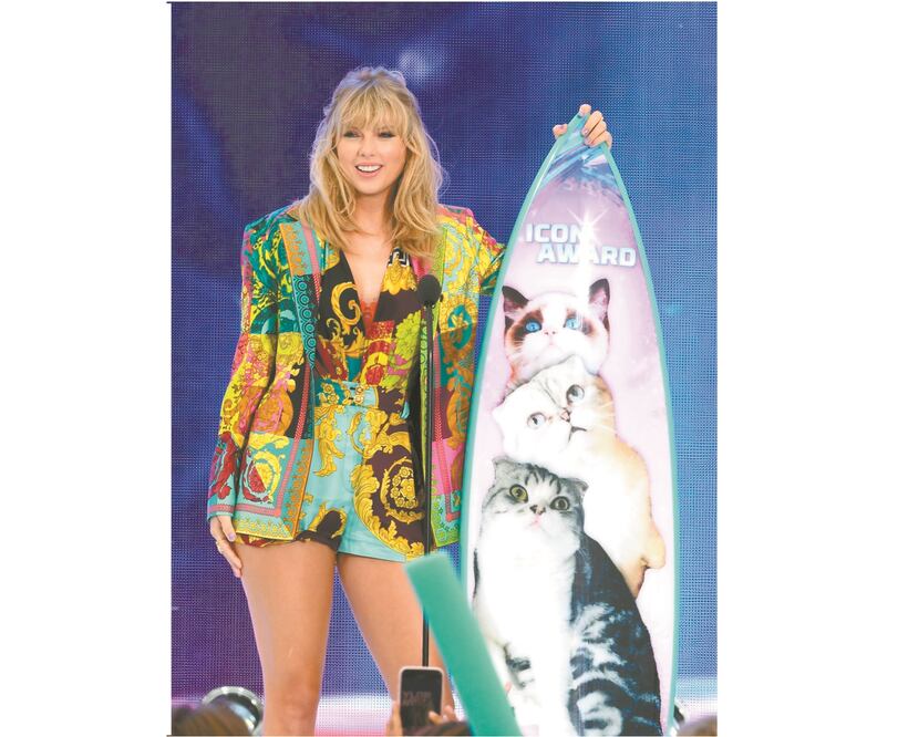 La carrera de la cantante fue reconocida con el premio Icon Award, cuya tabla tenía la foto de sus tres gatos. Fotos/Agencias