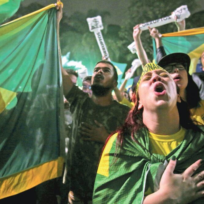 Tras el triunfo de Jair Bolsonaro, un grito de júbilo contagió a miles de sus seguidores, quienes se reunieron frente a su departamento en Río de Janeiro. (AMANDA PEROBELLI. REUTERS)