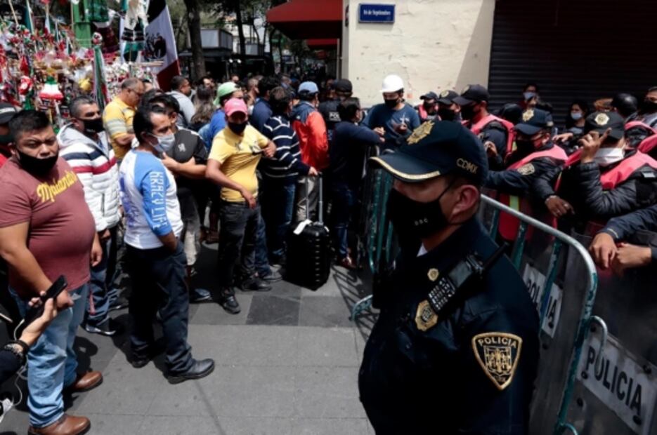 Fiestas patrias desoladas por Covid-19 y perros rescatistas con actitud de rockstars, entre las fotos de la semana