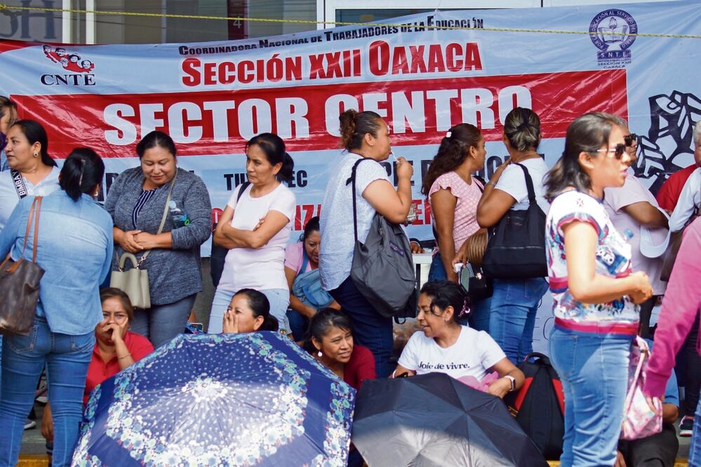 Bloquean maestros, otra vez, aeropuerto y terminal FOTO: Archivo