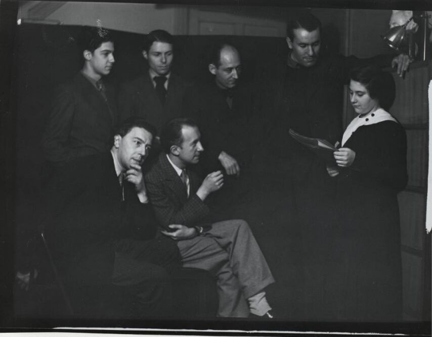 Fotografía de Man Ray (Emmanuel Radnitzky /1890, Estados Unidos-1976, Francia). Retrato titulado originalmente "Gisèle Prassinos lisant ses poèmes au groupe surréaliste". Crédito: Centre Pompidou, MNAM-CCI/Hélène Mauri