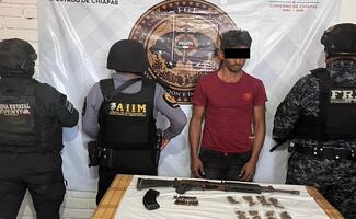 Detienen a presunto sicario ligado al CJNG en Chiapas; aseguran armas, droga y tres vehículos en Cintalapa