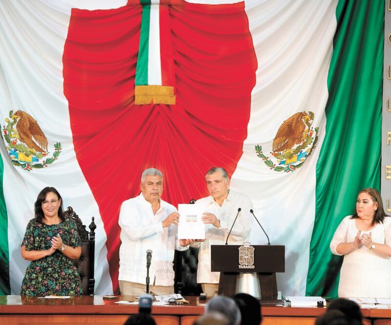 Durante su discurso, el gobernador Adán Augusto López Hernández puntualizó que debido a la política de austeridad implementada se han recuperado mil 500 millones de pesos que eran destinados a gastos superfluos. 