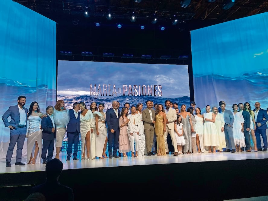 El elenco de la telenovela se presentó ante los medios para anunciar su arranque; figuran, además de Oka Ginner y Matías Novoa, Blanca Guerra, Alejandro Camacho, entre otros. Foto: Armando Pereda / EL UNIVERSAL