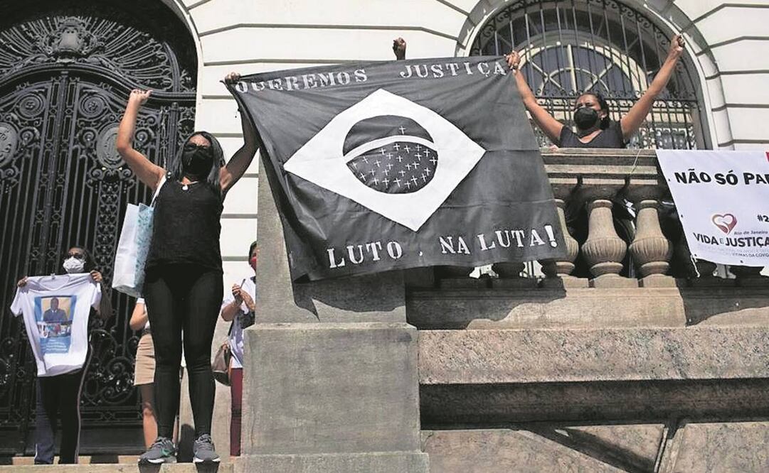 Brasileñas y el mensaje: “Queremos justicia. Dolientes en la lucha”, durante una protesta organizada por el grupo Viudas por el Covid, para rendir homenaje a los que han muerto por la enfermedad. Foto: Archivo AP