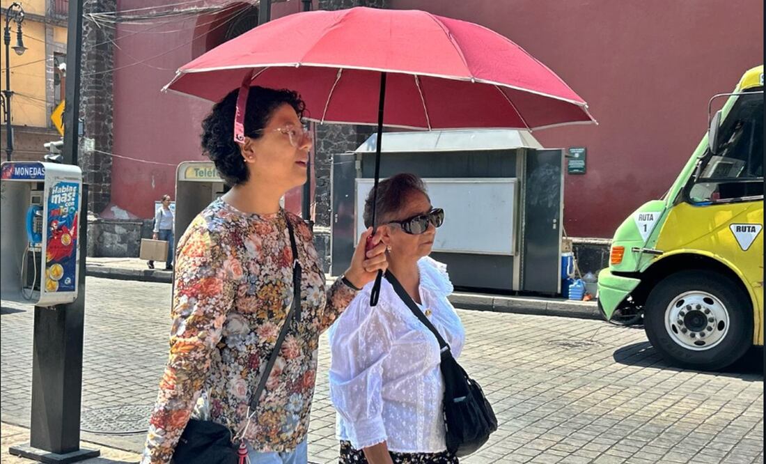Capitalinos se cubren del sol en la Ciudad de México, el 1 de abril de 2025. La SGIRPC activó la Alerta Amarilla por pronóstico de temperaturas altas para el miércoles en ocho alcaldías de la capital. Foto: Berenice Fregoso/EL UNIVERSAL