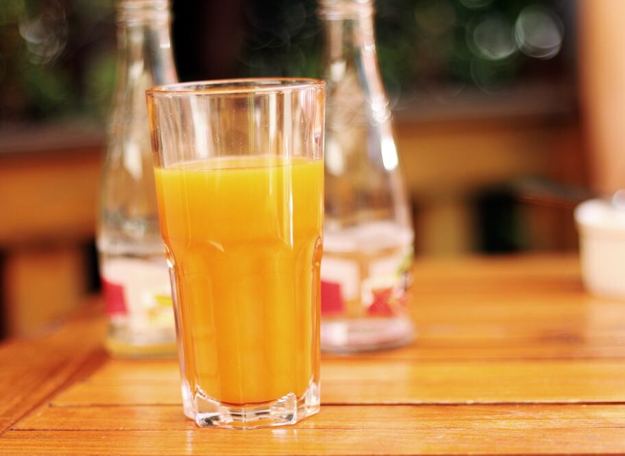 Lo ideal es usar fruta natural para darle sabor al agua / Foto: Pixabay