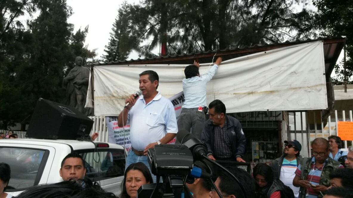 Los maestros de la Sección 22 permanecerán en la sede del IEEPO hasta obtener respuestas a sus peticiones (Foto: Agencia Quadratín)