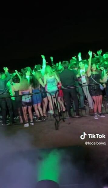 VIDEO: Ponen "La Chona" en graduación y jóvenes estadounidenses enloquecen