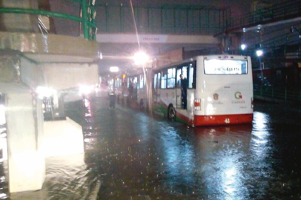 El nivel del agua que alcanzó el metro de altura, entre las estaciones Unitec y Ciudad Azteca, lo que imposibilitó la circulación de los autobuses (CORTESÍA)