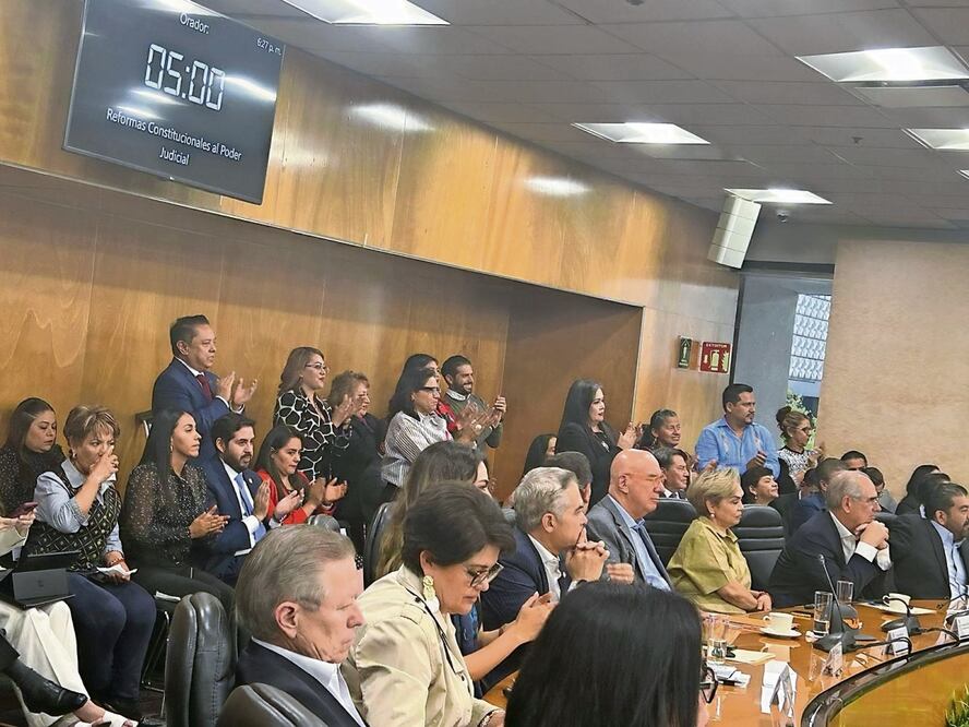 Legisladores de las bancadas de Morena, PT y PVEM lanzaron bravos y aplausos a la intervención de la “ministra del pueblo”, Lenia Batres. Foto Especial