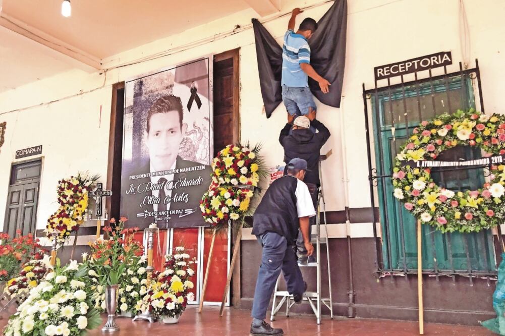 Los seguidores de David Otlica instalaron un altar en el portal principal de la alcaldía en honor al edil asesinado. En el lugar se montó un fuerte operativo por parte de elementos de la Policía de Michoacán. Foto: CHARBELL LUCIO