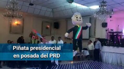 Diputados del PRD rompen piñata de AMLO en su festejo navideño