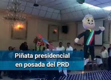 Diputados del PRD rompen piñata de AMLO en su festejo navideño