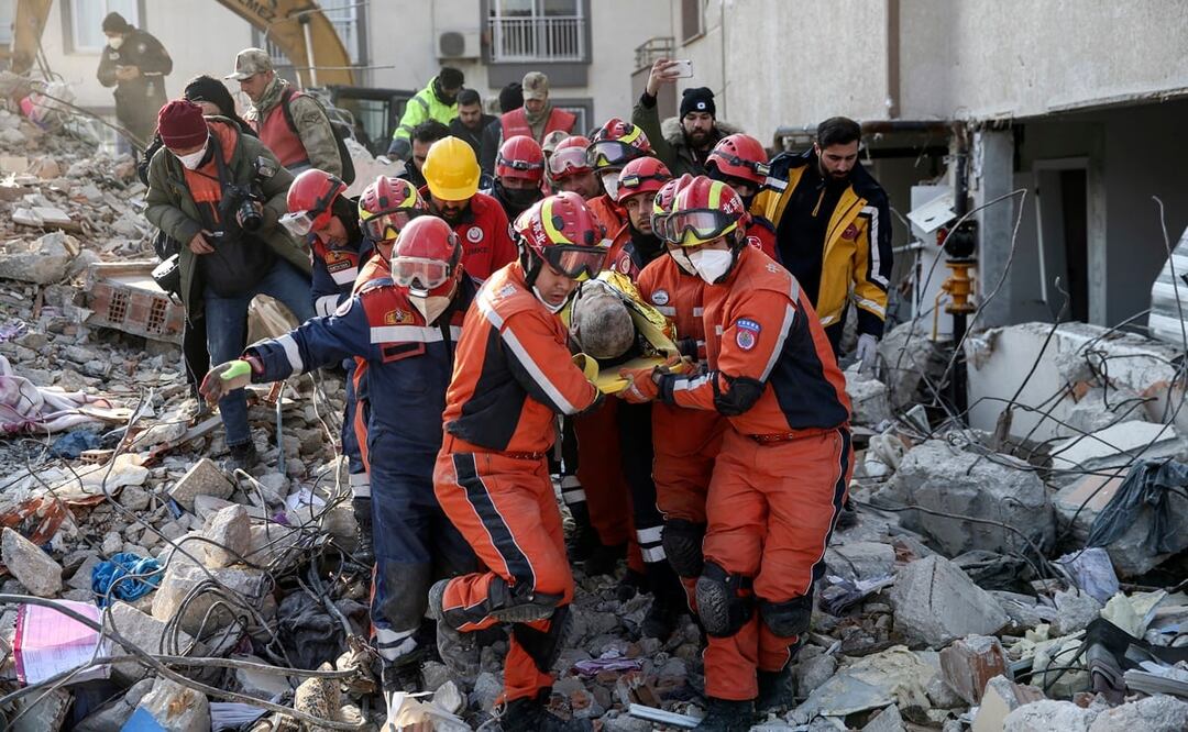 Rescatistas sacan a un migrante sirio de entre los escombros de un edificio derruido en Antioquía. Foto: AP