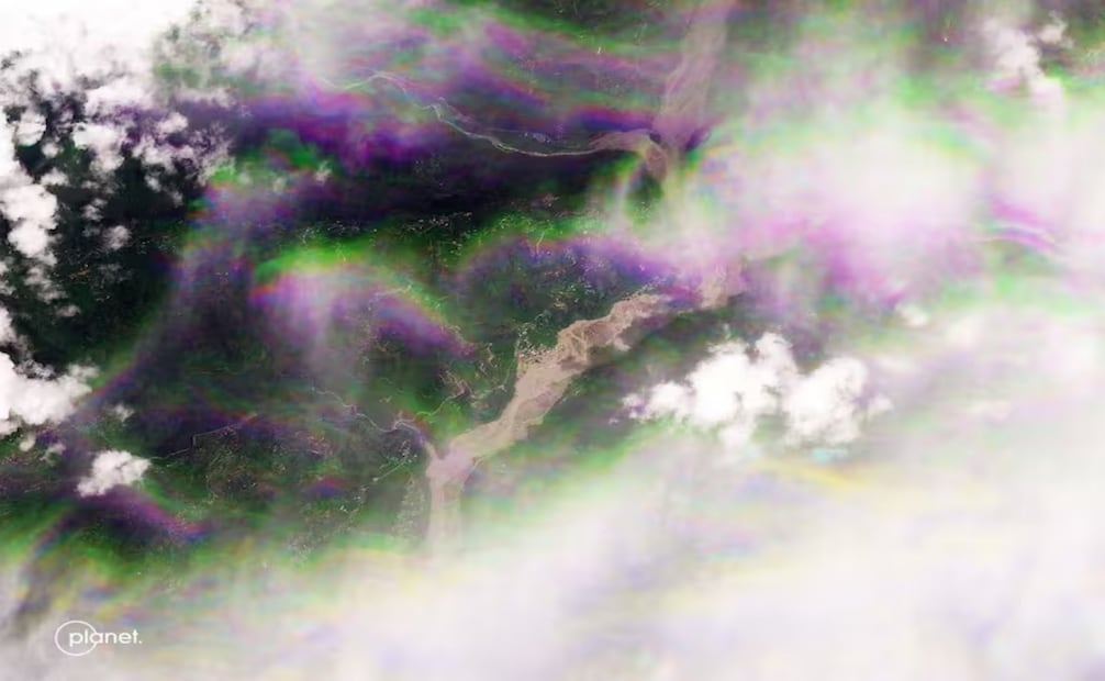 Esta imagen satelital distribuida por Planet Labs el 26 de agosto de 2026 muestra una vista aérea del río Trishuli después de una inundación masiva en Chappthoke, Nepal. Foto:2026 Planet Labs PBC