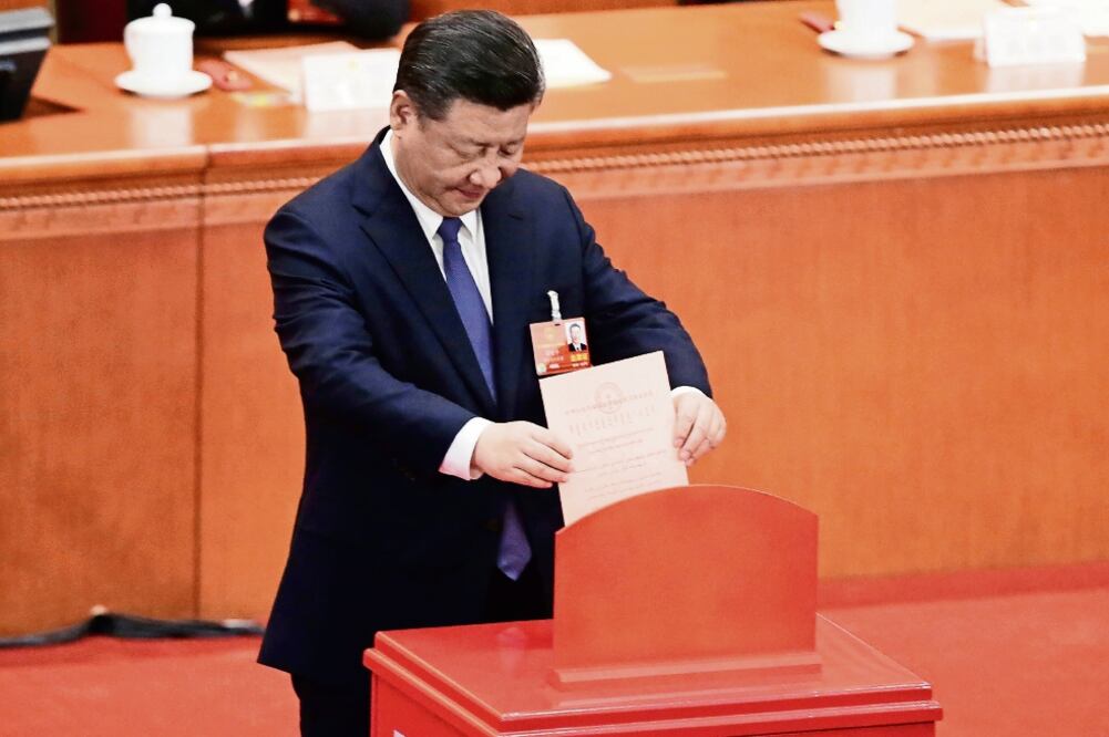 El presidente chino, Xi Jinping, participó ayer en la votación de la Asamblea Nacional Popular en la que se eliminó el límite de mandatos presidenciales. (JASON LEE. REUTERS)