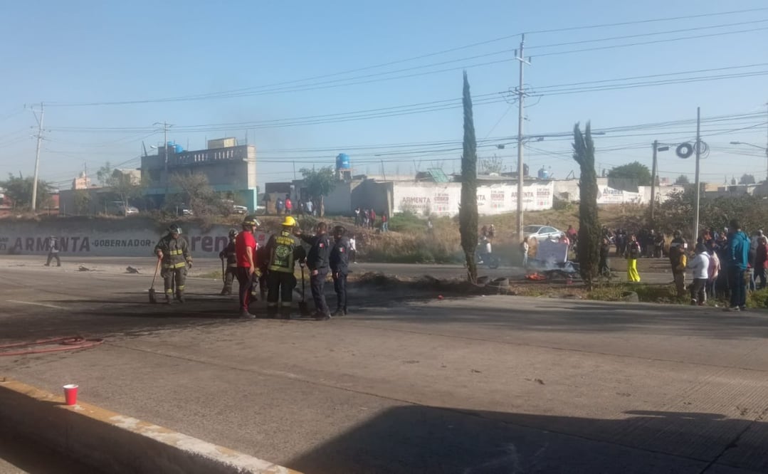Los inconformes quemaron llantas y colocaron piedras para bloquear el tránsito vehicular y exigir a las autoridades la búsqueda de Enrique Briones Martínez. Foto: Especial