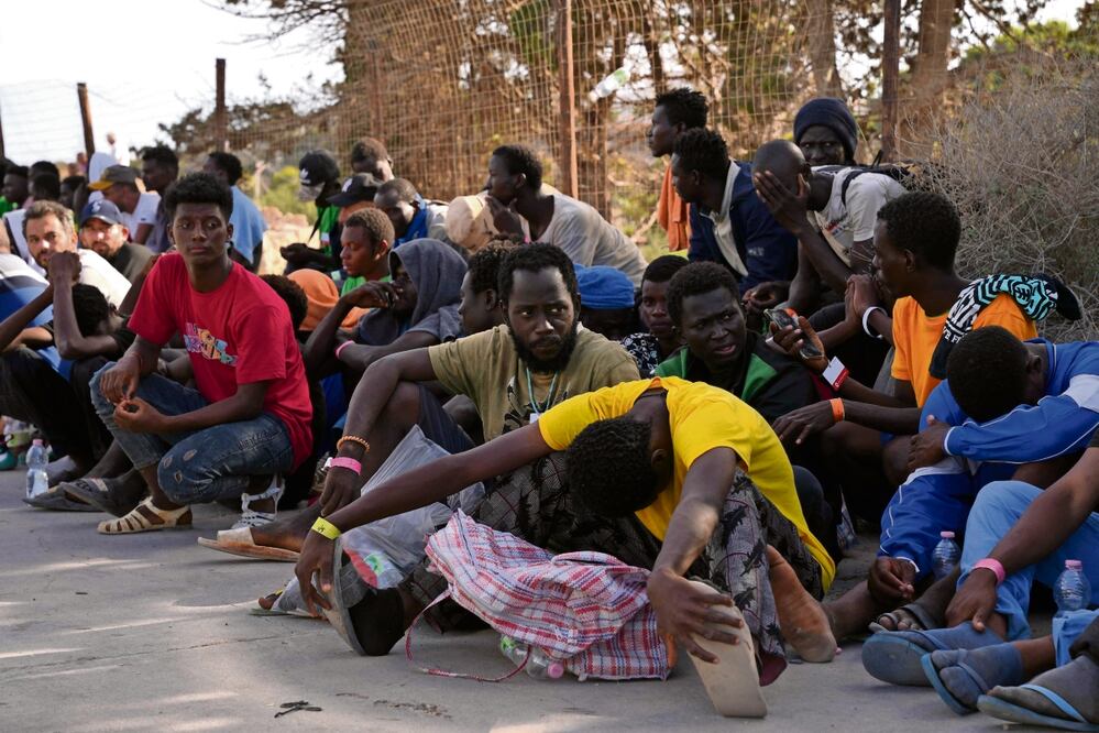 La llegada de migrantes a Lampedusa y su traslado a Sicilia y el resto de Italia continuó ayer domingo, reportaron autoridades. Foto: Zakaria Abdelkafi / AFP