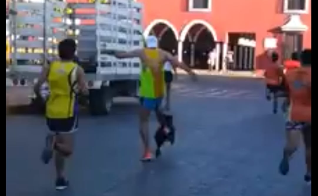Casi para finalizar la carrera, el hombre que vestía playera amarilla y shorts azules, patea al animal que queda tendida en el suelo. (FOTO: Tomada de video)