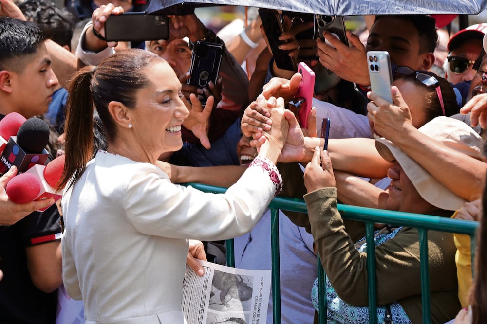 Claudia Sheinbaum se aproximó a las vallas a saludar a la gente que acudió a la ceremonia de entrega de constancia. FOTO: Fernanda Rojas/ El universal