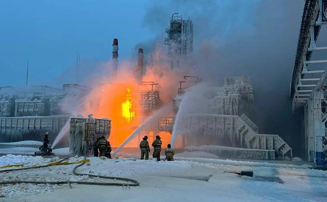 Bomberos apagan un incendio en instalaciones del segundo mayor productor de gas natural de Rusia, Novatek en Ust-Luga, 165 kilómetros al suroeste de San Petersburgo, Rusia. Foto: AP