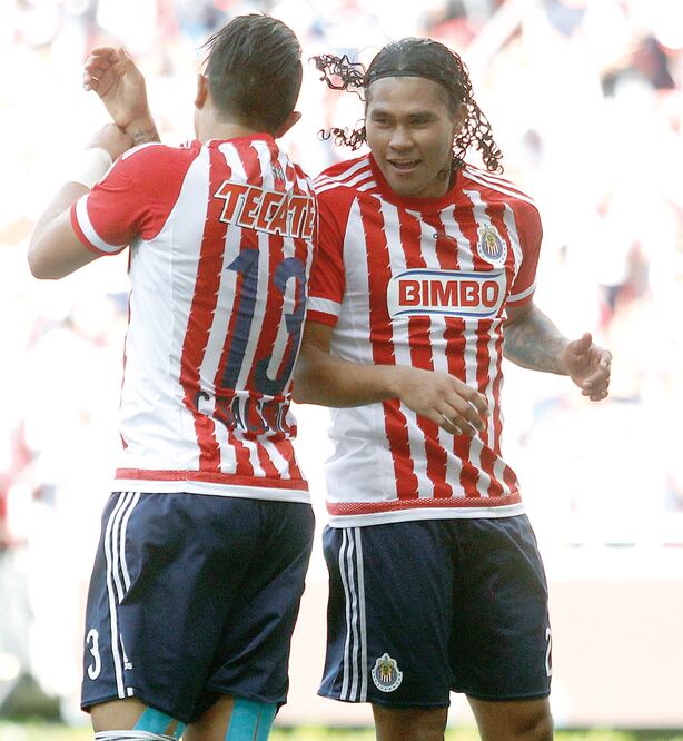 ‘Gullit' Peña (der.) está enrachado con el Rebaño y sigue marcando goles en la parte final de la competencia (ULISES RUIZ BASURTO. EFE)