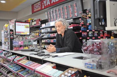 Orozco vende arte en un Oxxo 