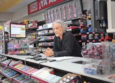 Orozco vende arte en un Oxxo