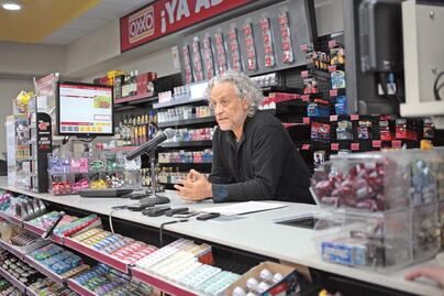Orozco vende arte en un Oxxo 