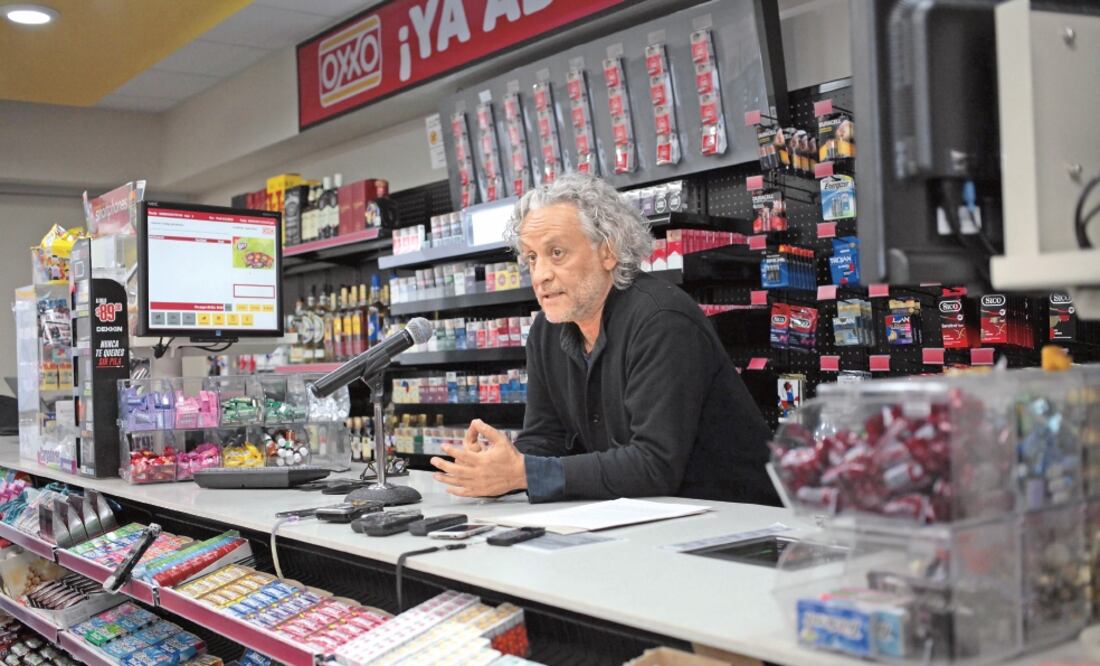 Gabriel Orozco en el mostrador de la tienda de conveniencia, que estará abierta hasta el 16 de marzo (BERENICE FREGOSO. EL UNIVERSAL)