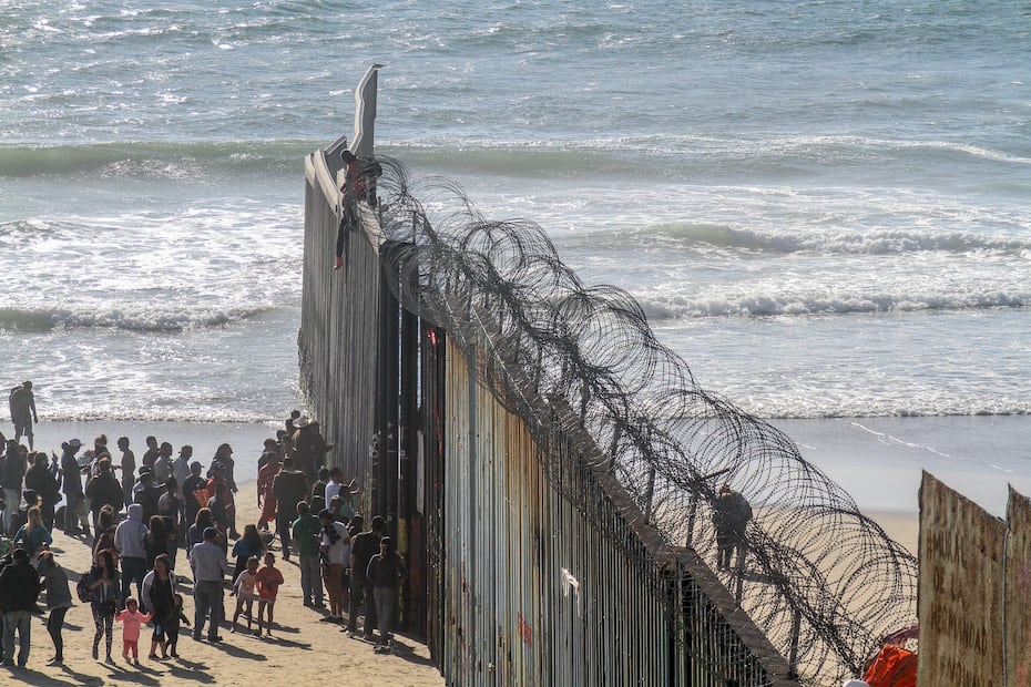 Decenas de migrantes intentan este martes ingresar ilegalmente a Estados Unidos (EFE)
