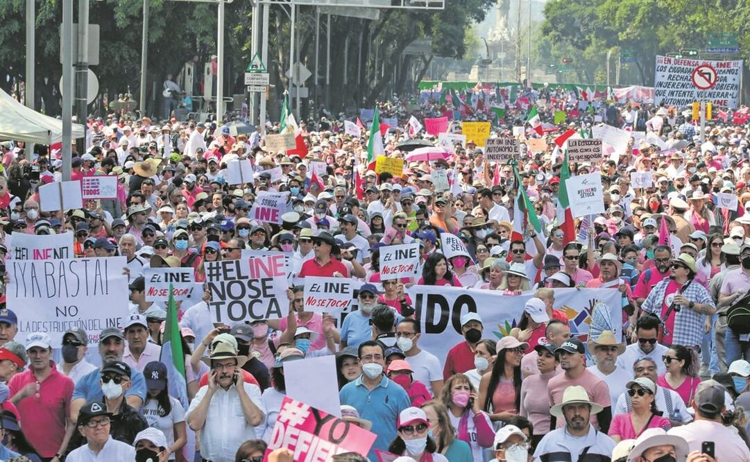 Vestidos de rosa y blanco y con la consigna “el INE no se toca”, los manifestantes caminaron del Ángel de la Independencia al Monumento a la Revolución. Foto: Diego Simón Sánchez / EL UNIVERSAL