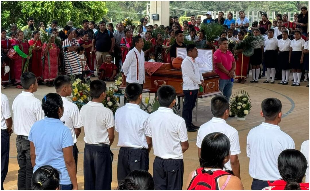 Familiares y amigos rinden homenaje a Rigoberto Martínez, entrenador de básquetbol asesinado en Oaxaca. Foto: Especial