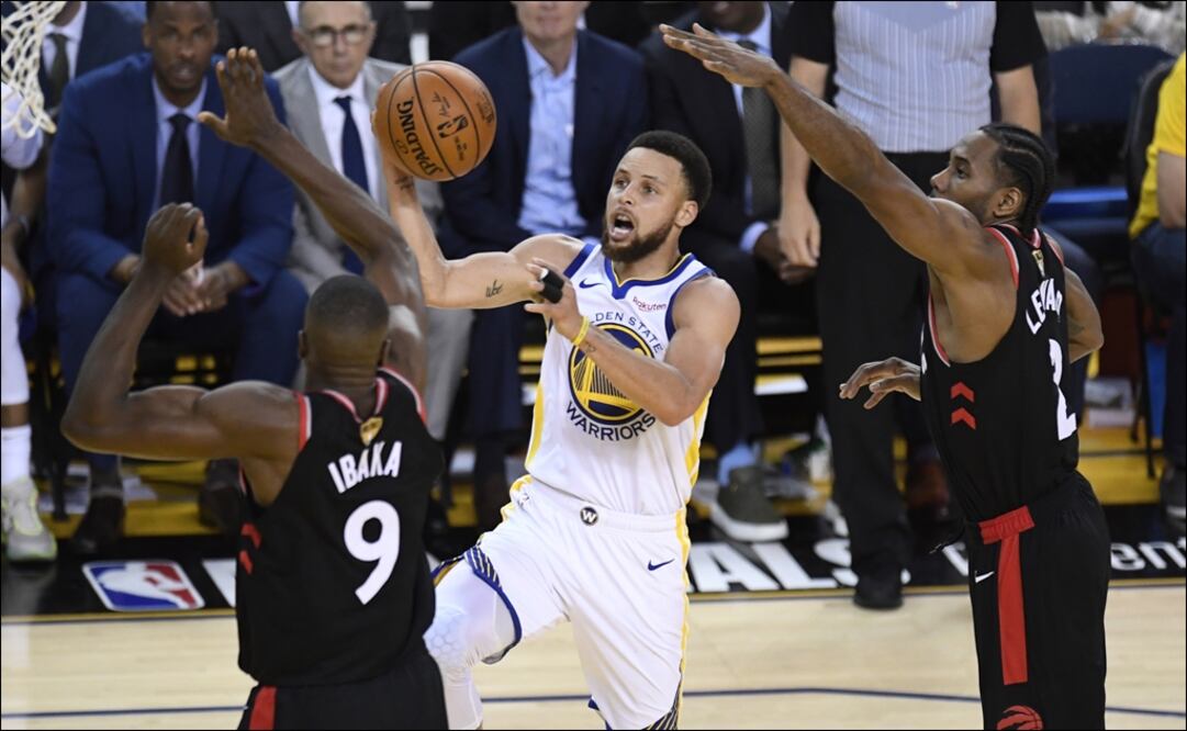 La noche fue para Stephen Curry, pero el resultado para los Raptors. Foto: AP