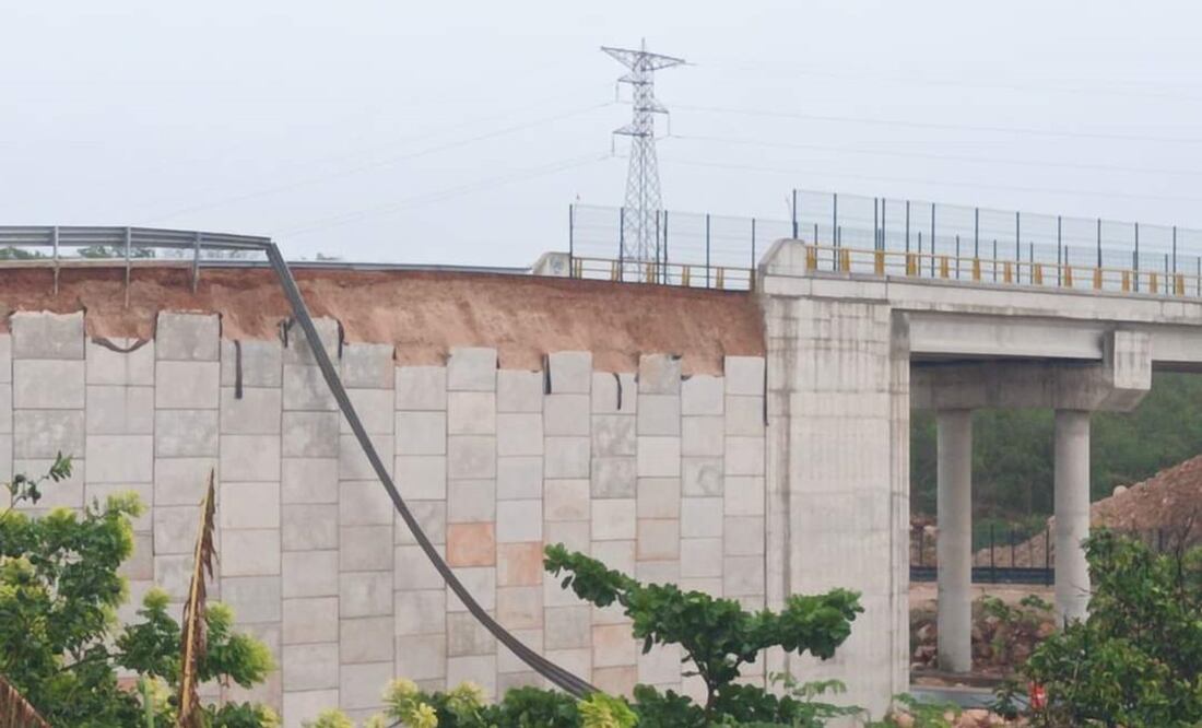 Este viernes se desplomaron varias placas de concreto de las paredes laterales del puente del Tren Maya. Foto: especial