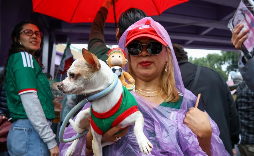 Aficionados mexicanos afuera del Estadio Ciudad de México, antes del partido de futbol entre Inglaterra y México. Foto: Karla Guerrero / EL UNIVERSAL
