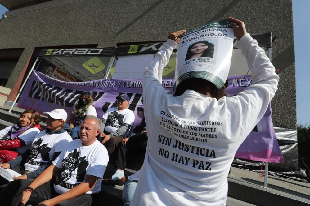 La protesta se realiza frente a las instalaciones de la fiscalía mexiquense pues buscan al titular para que les dé respuestas. Foto. Jorge Alvarado/EL UNIVERSAL